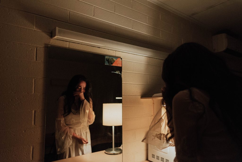 femme inquiète devant un miroir